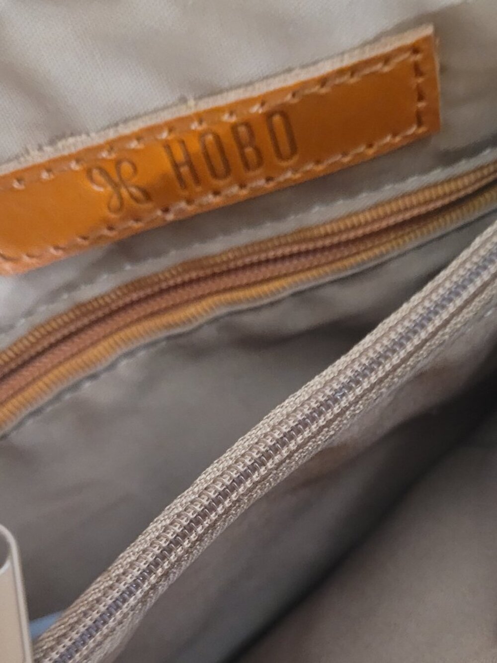 Buatiful. Must have it HOBO Nash Crossbody Pebble Leather pale Green - Picture 4 of 6